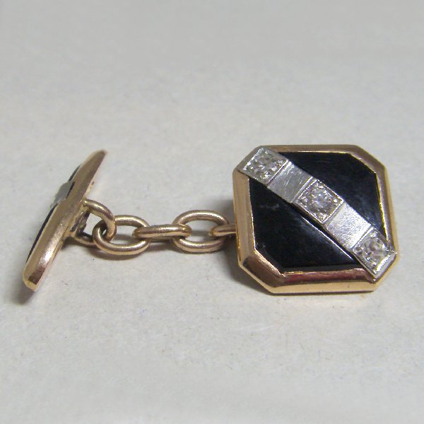 (c1303)Golden cufflinks with brilliants and onyx.